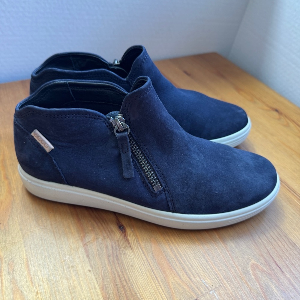 Ecco blue suede zipper up booties size 5